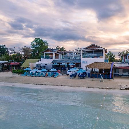 Blue Skies Beach Resort Νεγκρίλ Εξωτερικό φωτογραφία