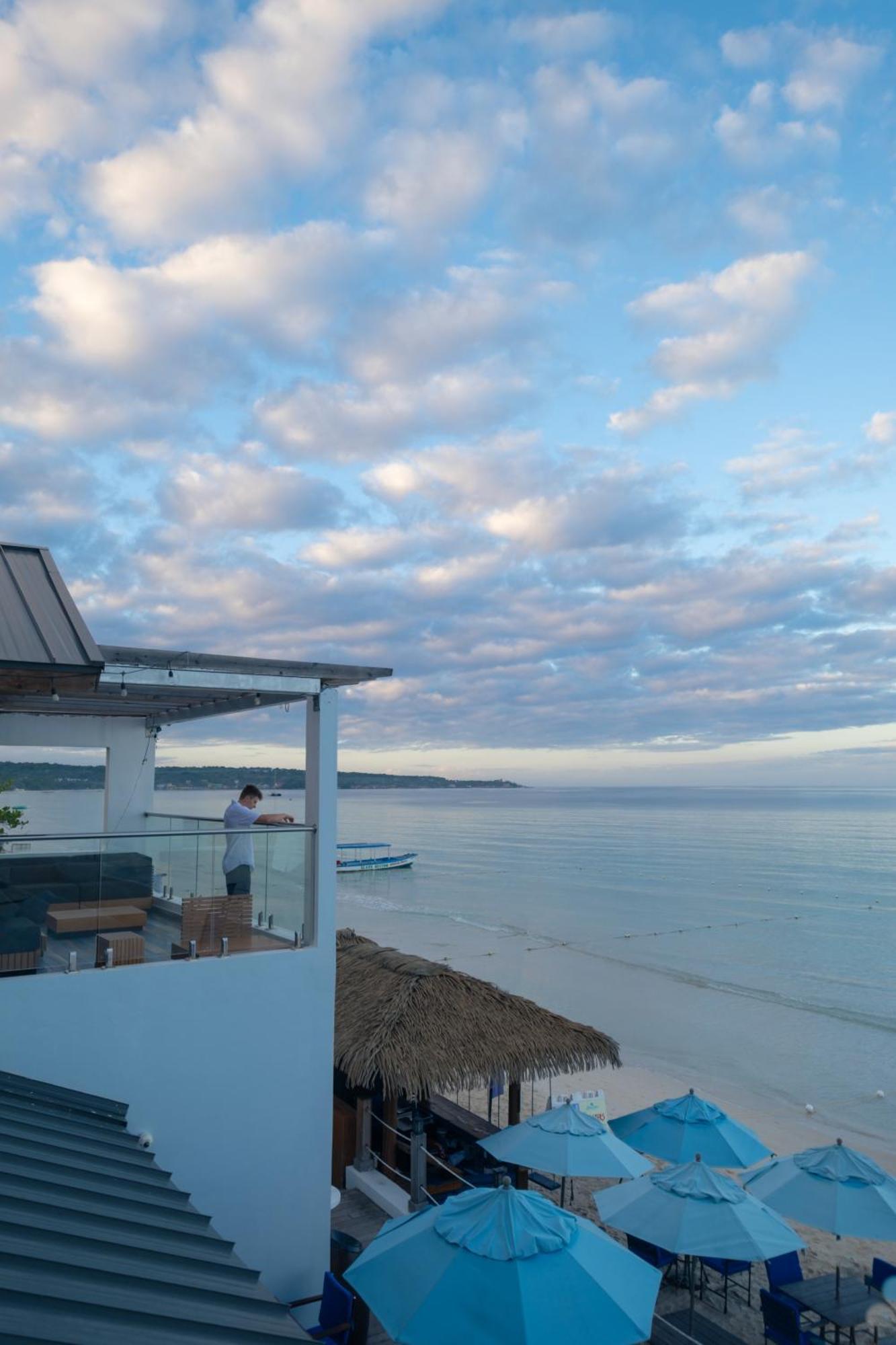 Blue Skies Beach Resort Νεγκρίλ Εξωτερικό φωτογραφία